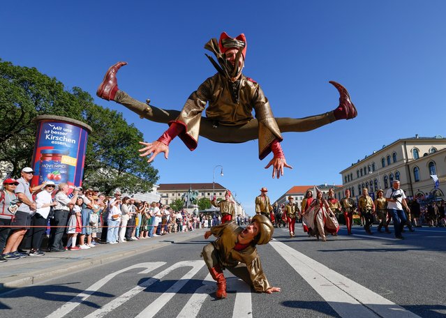 Artists perform during the traditional costume parade during the 190th edition of the Oktoberfest beer festival in Munich, southern Germany on September 21, 2025. The world's biggest beer festival Oktoberfest runs until October 5, 2025. (Photo by Michaela Stache/AFP Photo)