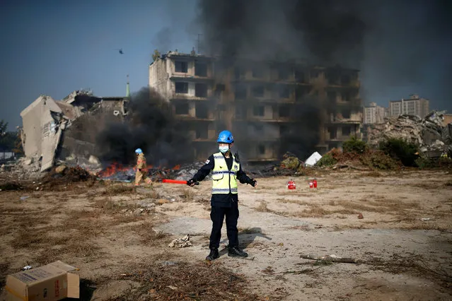 A policeman takes part in a large-scale earthquake simulation exercise in Seoul, South Korea October 19, 2016. (Photo by Kim Hong-Ji/Reuters)