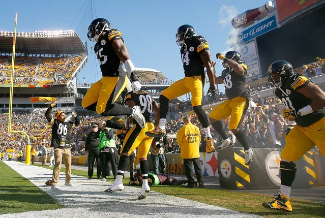 Members of the Pittsburgh Steelers run onto the field before the start of the game against the Cleveland Browns at Heinz Field on November 15, 2015 in Pittsburgh, Pennsylvania. (Photo by Jared Wickerham/Getty Images)