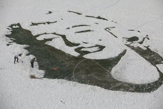 University students create an image of Marilyn Monroe by clearing snow on a soccer pitch, in Changchun, Jilin province, China, December 8, 2015. (Photo by Reuters/Stringer)