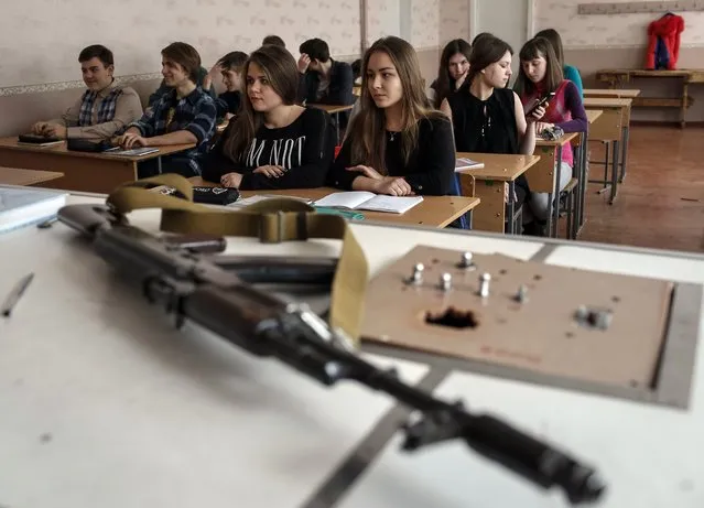 Students attend a basic military training lesson in Slaviansk February 9, 2015. (Photo by Gleb Garanich/Reuters)