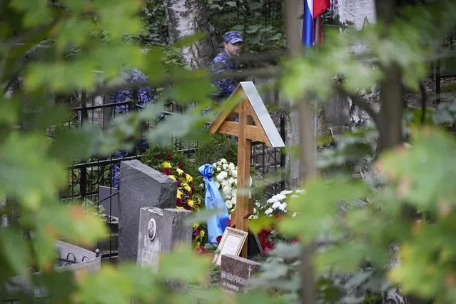 Flowers are seen on the grave of Wagner Group's chief Yevgeny Prigozhin after a funeral at the Porokhovskoye cemetery in St. Petersburg, Russia, Tuesday, August 29, 2023. The Kremlin says Russian President Vladimir Putin isn't planning to attend the funeral of Yevgeny Prigozhin, who died last week in a plane crash two months after launching his brief rebellion. (Photo by Dmitri Lovetsky/AP Photo)