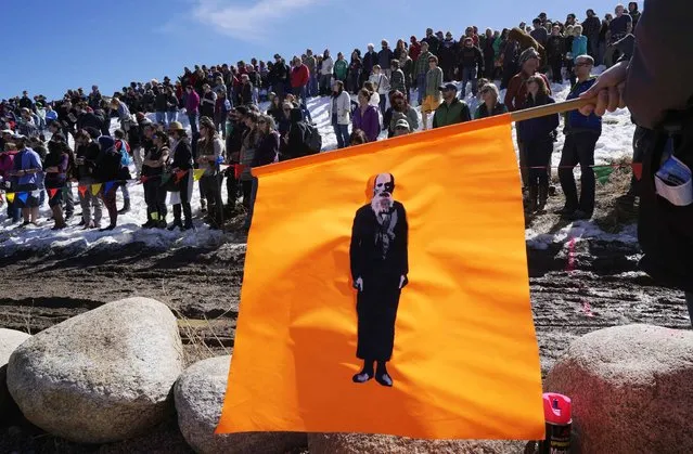 A flag at the finish line of the Coffin Races bears the image of Bredo Morstol at Frozen Dead Guy Days in Nederland, Colorado March 14, 2015. (Photo by Rick Wilking/Reuters)