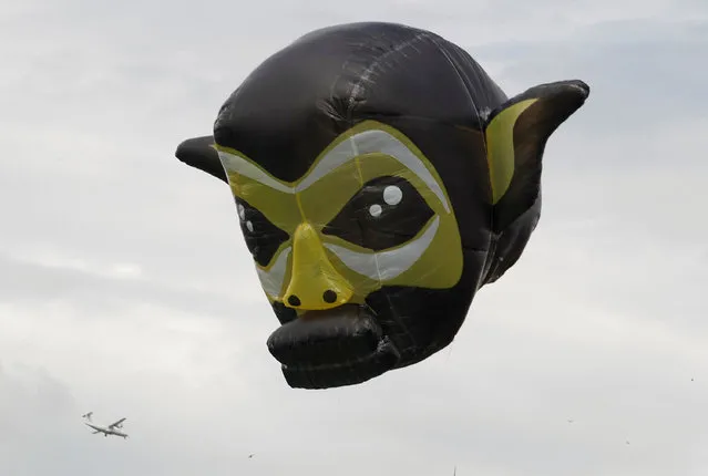 A monkey balloon is seen during the 16th Solar Balloon Festival in Envigado, Colombia, December 31, 2016. (Photo by Fredy Builes/Reuters)
