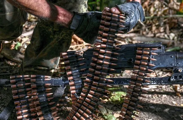 A Ukrainian service member places cartridges to a machine gun at a position in a frontline, amid Russia’s attack on Ukraine, in Zaporizhzhia region, Ukraine on September 21, 2022. (Photo by Dmytro Smolienko/Reuters)