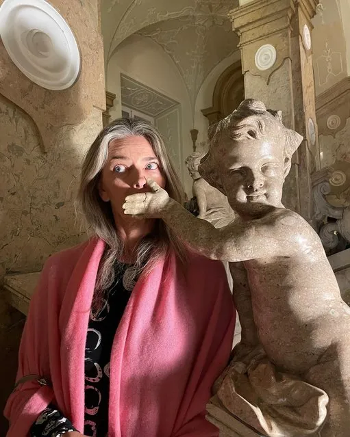 Model and writer Paulina Porizkova has some fun with a sculpture in the first decade of November 2023. (Photo by paulinaporizkov/Instagram)