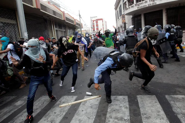 Demonstrators clash with security forces during a protest against government plans to privatize health and education services, in Tegucigalpa, Honduras on April 29, 2019. (Photo by Jorge Cabrera/Reuters)