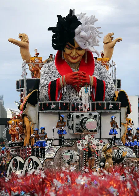 Revellers parade for the Aguia de Ouro samba school during the carnival in Sao Paulo, Brazil, February 25, 2017. (Photo by Paulo Whitaker/Reuters)