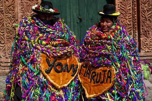 Aymara indigenous people celebrate the “Roscasiri”, the change of command of local authorities, in Pomata District, one of seven districts of the Chucuito Province in the Puno Region, southern Peru, on January 1, 2022. This ancient Aymara event, in which people adorn themselves with breads and fruits that represent abundance for the new year, celebrates the change of command of local authorities. (Photo by Carlos Mamani/AFP Photo)