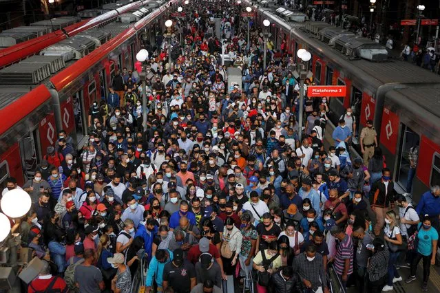 People walk after disembarking from a train at Luz station amid the outbreak of the coronavirus disease (COVID-19) and after Omicron has become the dominant coronavirus variant in the country, in Sao Paulo, Brazil on January 12, 2022. (Photo by Amanda Perobelli/Reuters)