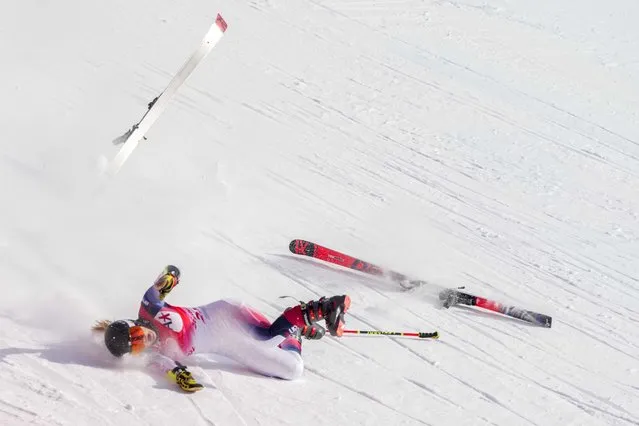 Nina O'Brien of United States falls during the women's giant slalom at the 2022 Winter Olympics, Monday, February 7, 2022, in the Yanqing district of Beijing. (Photo by Mark Schiefelbein/AP Photo)