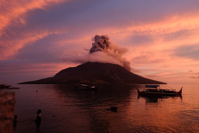 Mount Ruang volcano erupts in Sitaro, North Sulawesi, on April 19, 2024. A remote Indonesian volcano sent a tower of ash spewing into the sky on April 19, after nearly half a dozen eruptions earlier this week forced thousands to evacuate when molten rocks rained down on their villages. (Photo by Ronny Adolof Buol/AFP Photo)