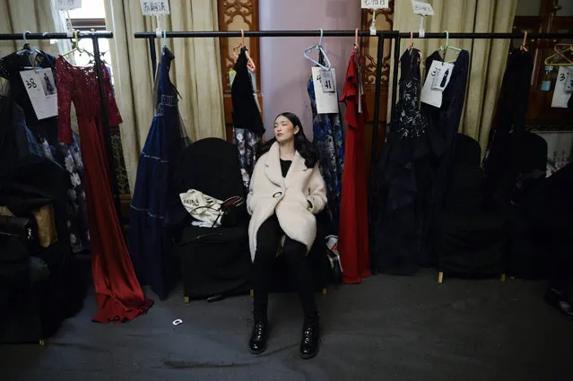 A model takes a rest backstage before the MUXU colletion by Yang Shan during China Fashion Week in Beijing on March 28, 2017. (Photo by Wang Zhao/AFP Photo)