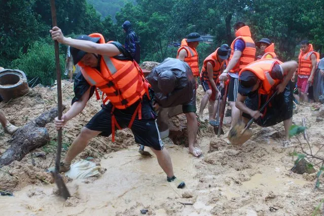 Soldiers search a landslide site caused by violent floods in Ha Long city, northern province of Quang Ninh on July 28, 2015. At least 14 people have been killed in the worst flooding for 40 years in Vietnam's northern Quang Ninh province, home to the UNESCO-listed Halong Bay tourist site, officials said. (Photo by AFP Photo/Vietnam News Agency)