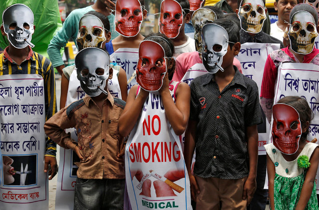 Children wearing masks at an event to mark World No Tobacco Day in Kolkata, India on May 31, 2017. (Photo by Rupak de Chowdhuri/Reuters)