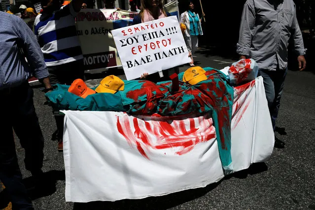 Health workers carry an effigy of an injured health worker during a demonstration marking a 24-hour strike of the state health sector, against pension and tax reforms in Athens, Greece, June 8, 2016. The placard reads “I told you to support”. (Photo by Alkis Konstantinidis/Reuters)