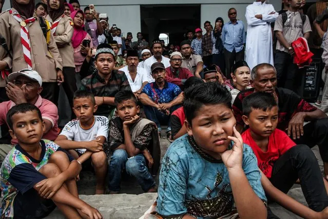Public watching the Violators Of Sharia Law Being Punished in Pidie District on 14 July 2017, Aceh, Indonesia. (Photo by Oviyandi/Barcroft Images)