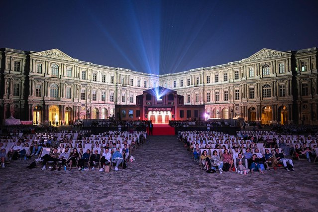 Guests attend a screening of the film “Goodfellas” on the opening day of the openair cinema festival (Cinema Paradisio – festival de cinema en plein air) at The Louvre Museum in Paris on July 6, 2023. (Photo by Stefano Rellandini/AFP Photo)