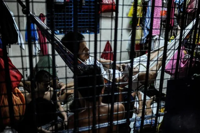 Criminals with various offenses and drug gangs sit in an overcrowded jail cell, June 20, 2016, in Manila, Philippines. (Photo by Dondi Tawatao/Getty Images)