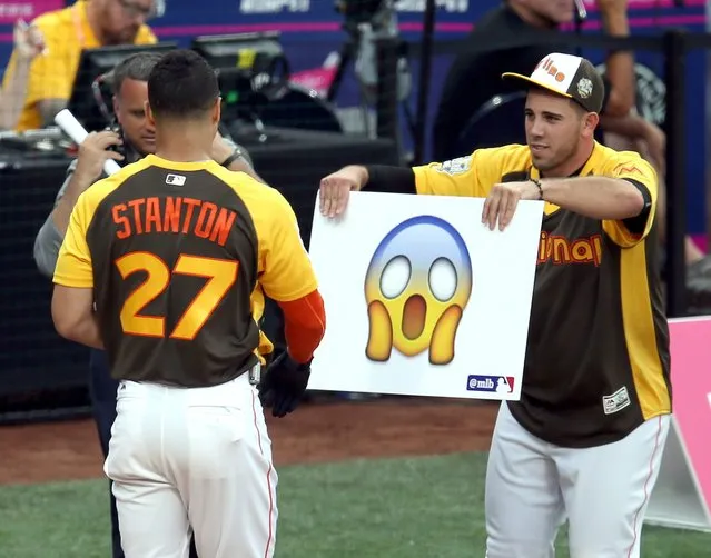 National League's Jose Fernandez (R) of the Miami Marlins holds up a banner showing the “face screaming in fear” emoji as he shows it to teammate Giancarlo Stanton (L) during the final of the All-Star Home Run Derby at Petco Stadium  in San Diego, California, USA, 11 July 2016. (Photo by Mike Nelson/EPA)