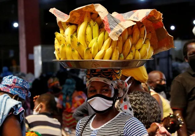 A street vendor wearing a face mask is pictured as the spread of thecoronavirus disease (COVID-19) continues, in Abidjan, Ivory Coast on April 22, 2020. (Photo by Luc Gnago/Reuters)