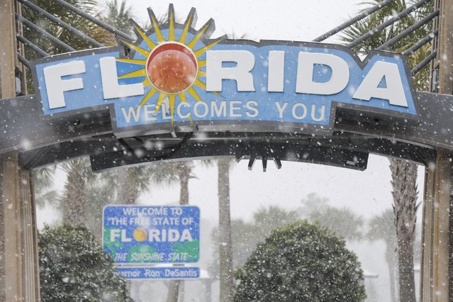 Heavy snow falls onto the Florida Welcome Center on Tuesday, January 21, 2025 in Pensacola, Fla. (Photo by Luis Santana /Tampa Bay Times via AP Photo)