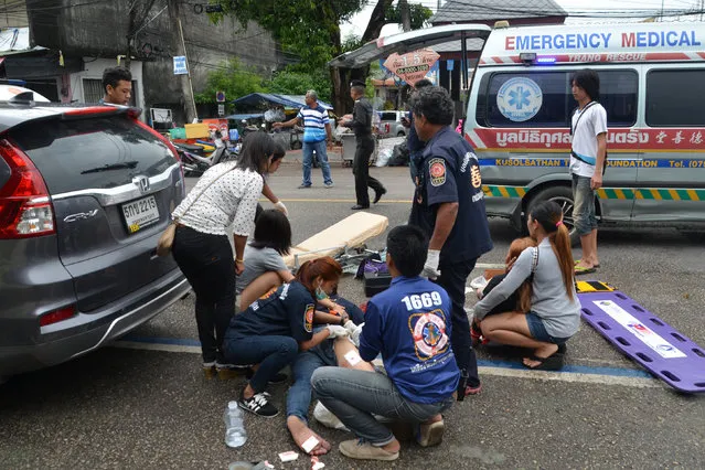 Injured people receive first aid after a bomb exploded on August 11, 2016 in Trang, Thailand. (Photo by Reuters/Dailynews)