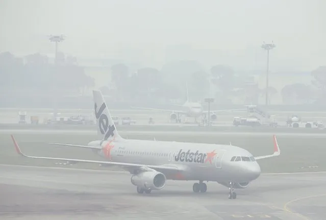 A Jetstar plane taxis on the tarmac at Singapore's Changi Airport September 29, 2015. (Photo by Edgar Su/Reuters)