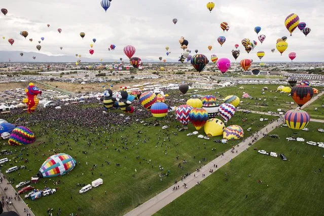 Hundreds of hot air balloons take off during the 2015 Albuquerque International Balloon Fiesta in Albuquerque, New Mexico, October 4, 2015. (Photo by Lucas Jackson/Reuters)