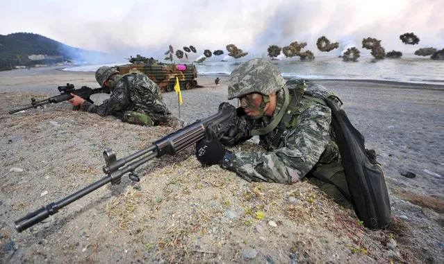 South Korean Marines take part in a landing operation which is a part of annual military exercise “Hokuk”, on a beach in Pohang November 18, 2014. (Photo by Reuters/News1)