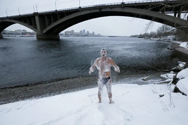 Alexander Yaroshenko,  a member of the Cryophile winter swimming club, rubs himself with snow after swimming in the Yenisei River in the Siberian city of Krasnoyarsk, Russia December 4, 2017. (Photo by Ilya Naymushin/Reuters)
