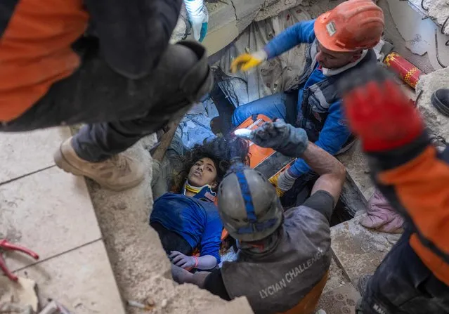Emergency personnel conduct a rescue operation to save 16-year-old Melda from the rubble of a collapsed building in Hatay, southern Turkey, on February 9, 2023, where she has been trapped since a 7.8-magnitude earthquake struck the country's south-east. The combined death toll has risen to over 1,900 for Turkey and Syria after the region's strongest quake in nearly a century on February 6, 2023. Turkey's emergency services said at least 1,121 people died in the 7.8-magnitude earthquake, with another 783 confirmed fatalities in Syria, putting that toll at 1,904. (Photo by Bulent Kilic/AFP Photo)