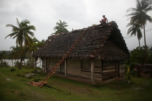 A man fixes the roof of his house after the passage of Hurricane Matthew in Carbonera, Cuba, October 5, 2016. (Photo by Alexandre Meneghini/Reuters)