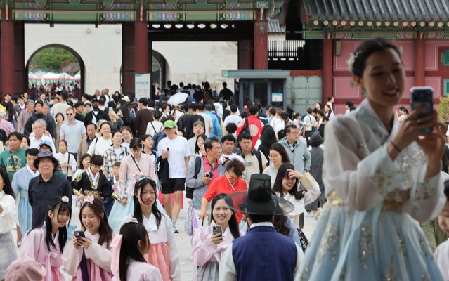 On the afternoon of the October 8, 2025, when the Royal Culture Festival was held, children watched the changing of the guard ceremony while riding on wooden horses at Gyeongbokgung Palace in Seoul. (Photo by Park Seong-won)