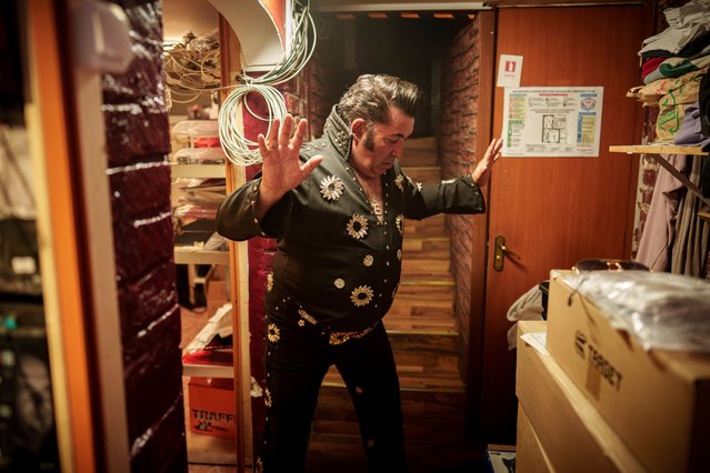Tudor Lakatos, who goes by the stage name Elvis Rromano, strikes a pose while getting ready for his performance with the Taraful Frunzelor band at the Terasa Florilor restaurant, in Bucharest, Romania, Friday, June 20, 2025. (Photo by Vadim Ghirda/AP Photo)