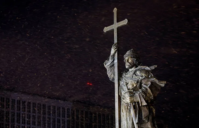 The monument to Grand Prince Vladimir, who brought Christianity to the precursor of the Russian state, is seen during a snowfall in central Moscow, Russia, November 4, 2016. (Photo by Maxim Shemetov/Reuters)