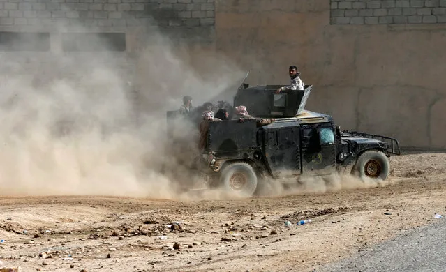 Displaced people flee Samah neighborhood in a military vehicle of the Iraqi army during a fight between the Islamic State militants and the Iraqi Counter Terrorism Service, in Mosul November 13, 2016. (Photo by Ahmad Jadallah/Reuters)