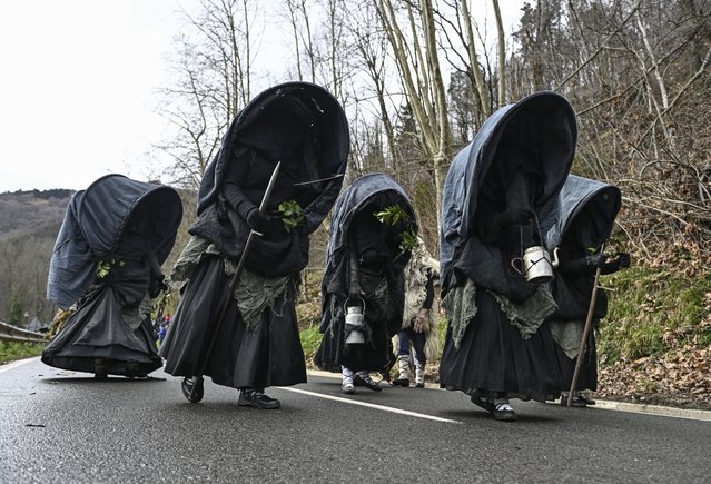 Revellers in eerie outfits take part in the traditional carnival of Zubieta, in the northern Spanish province of Navarre on January 28, 2025. Locals from the neighbouring villages of Ituren and Zubieta, some of them wearing grotesque outfits, participate in a pilgrimage through both villages in this annual three-day festival, revolving mainly around agriculture and sheep herding. (Photo by Ander Gillenea/AFP Photo)