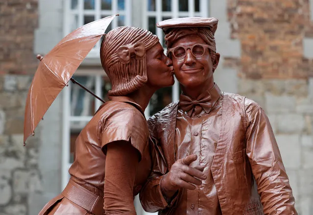 Artists called “Le couple en chocolat” take part in the festival “Statues en Marche” in Marche-en-Famenne, Belgium, July 22, 2018. (Photo by Yves Herman/Reuters)