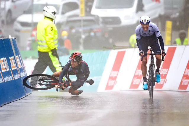 Britain's Geraint Thomas (L) falls next to winner Canada's Michael Woods prior to the arrival of the stage 5, 161.3 km, from Sion to Thyon 2000, during the Tour de Romandie UCI World Tour 2021 cycling race on May 1, 2021 in Thyon. (Photo by Fabrice Coffrini/AFP Photo)