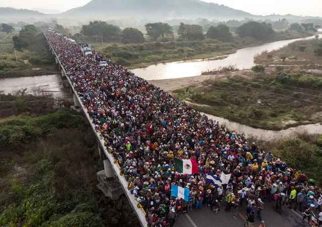 Aerial view of Honduran migrants heading in a caravan to the US, as the leave Arriaga on their way to San Pedro Tapanatepec, in southern Mexico on October 27, 2018. Mexico on Friday announced it will offer Central American migrants medical care, education for their children and access to temporary jobs as long as they stay in two southern states. (Photo by Guillermo Arias/AFP Photo) 