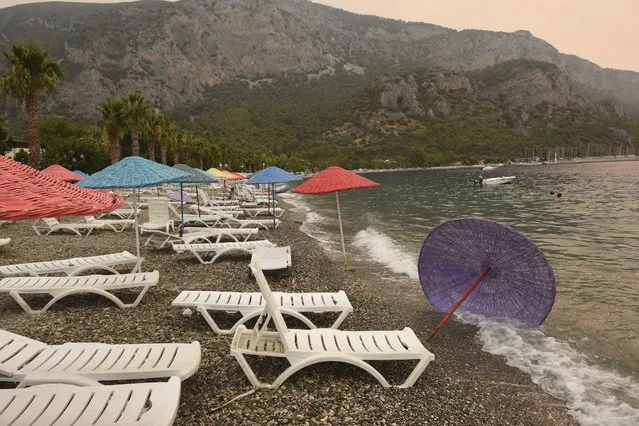 The Oren beach shortly after people were evacuated by boat after wildfires reached the nearby Kemerkoy Power Plant, a coal-fueled power plant, in Milas, Mugla in southwest Turkey, early Thursday, August 5, 2021. (Photo by AP Photo/Stringer)