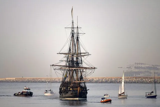 This photograph taken on October 27, 2022 shows the “Gotheborg”, the largest wooden sailboat in the world, entering the port of Barcelona. Gotheborg, a 18th-century ship rebuilt in Sweden solely using the tools, building methods and materials of that time, has come to Barcelona for her winter stay before sailing to Asia in 2023. (Photo by Josep Lago/AFP Photo)