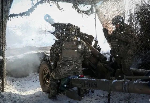 Ukrainian service members of 79th brigade fire a L119 howitzer towards Russian troops near the front line town of Marinka, amid Russia's attack on Ukraine, in Donetsk region, Ukraine on January 12, 2024. (Photo by Oleksandr Ratushniak/Reuters)