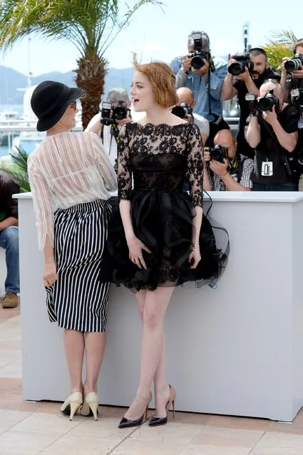 Actresses Parker Posey (L) and Emma Stone attend a photocall for “Irrational Man” during the 68th annual Cannes Film Festival on May 15, 2015 in Cannes, France. (Photo by Samir Hussein/Getty Images)
