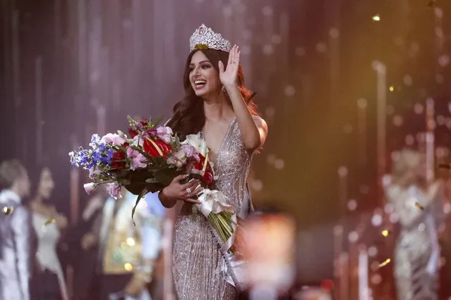 India's Harnaaz Sandhu waves after being crowned Miss Universe 2021 during the 70th Miss Universe pageant, Monday, December 13, 2021, in Eilat, Israel. (Photo by Ariel Schalit/AP Photo)