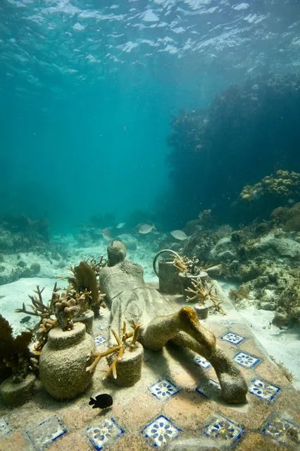 “The gardener”. Underwater Sculpture, Museo Subacuático de Arte, Cancun. (Photo by Jason deCaires Taylor/UnderwaterSculpture)