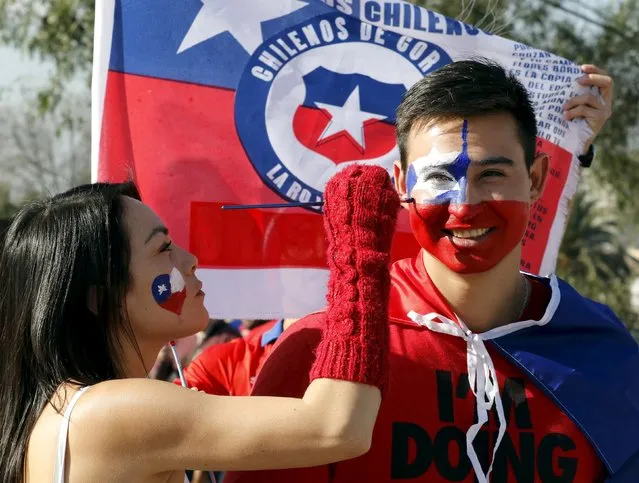 Chilean soccer fans paint their faces ahead of the Copa America 2015 final soccer match between Chile and Argentina in Santiago, Chile, July 4, 2015. (Photo by Rodrigo Garrido/Reuters)