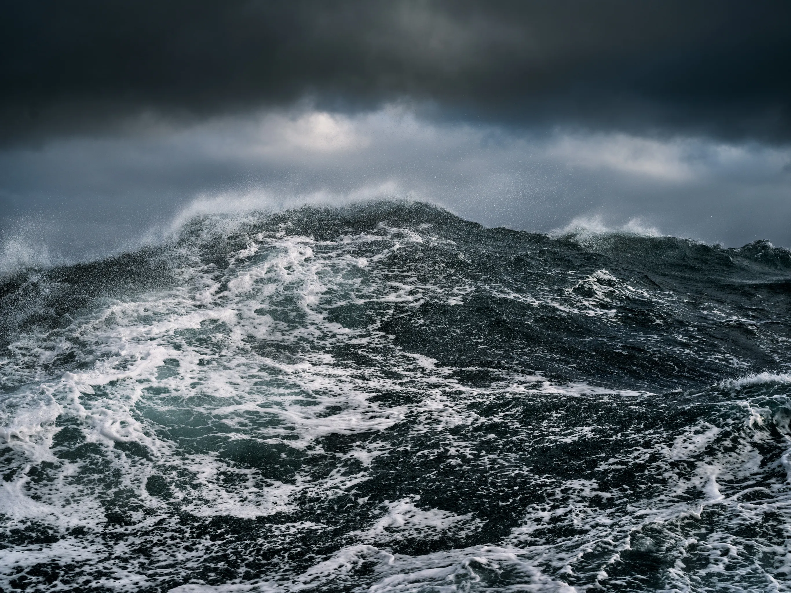 Темный шторм. Берингово море шторм. Атлантический океан шторм. Баренцево море шторм. Ледовитый океан шторм.