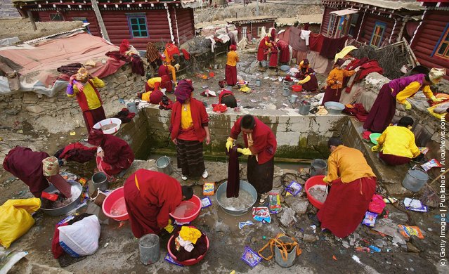 Nuns wash clothes at the Serthar Wuming Buddhist Study Institute